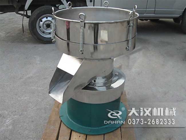 涂料振動篩由：框體，振動斗，出料口，振動電機(jī)底座等部件組成