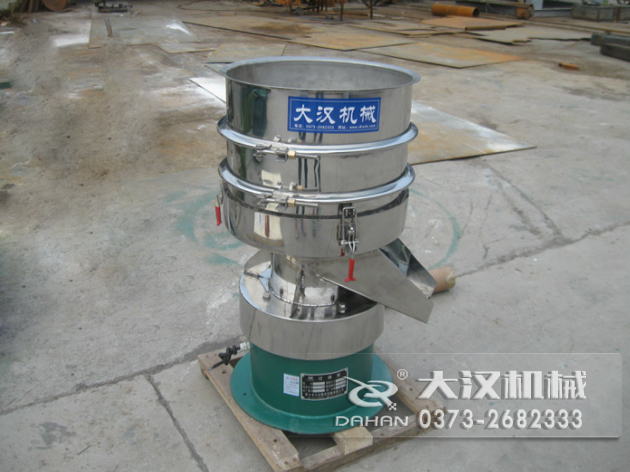 涂料過濾振動篩：利用振動電機(jī)的振動力帶動物料在篩網(wǎng)上進(jìn)行篩分，從而利用篩網(wǎng)孔徑的大小不同，完成涂料的分級，除雜等篩分目的。